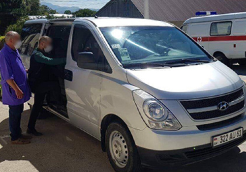 YSU-has-donated-a-minibus-to-Ministry-of-Health