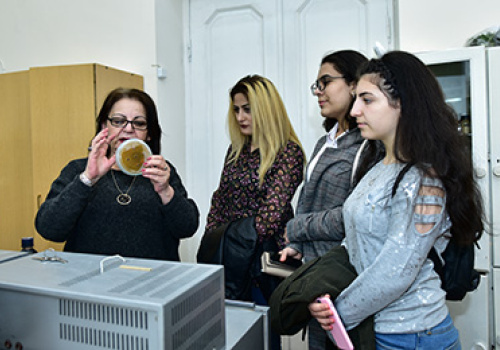 Pupils-at-the-faculty-of-Biology