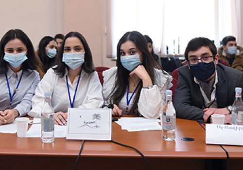 Students-are-debating-at-YSU