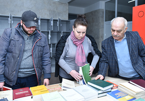 Tradition-of-giving-books-at-YSU