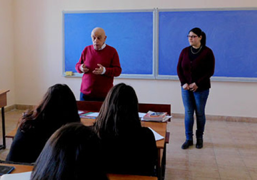 Viktor-Ohanyan-meets-pupils-of-Heratsi-high-school