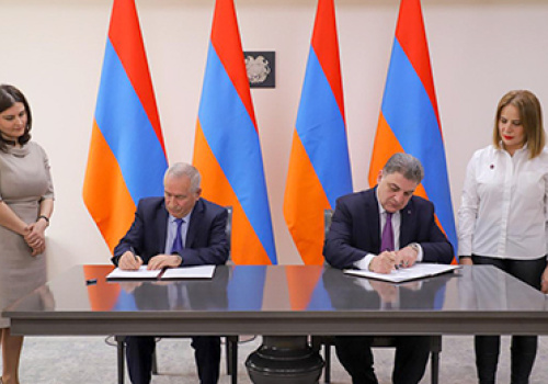 Zohrab-Mnatsakanyan-met-representatives-of-faculty-of-International-relations