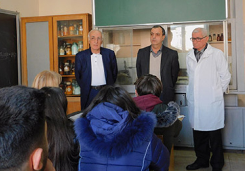 Schoolchildren-at-the-faculty-of-Chemistry